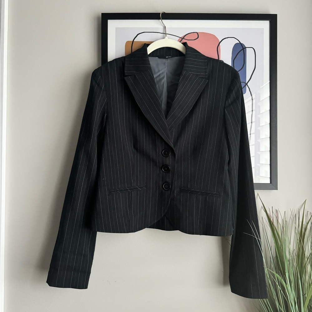 Y2K CroppedWomen's Black Pinstripe Blazer